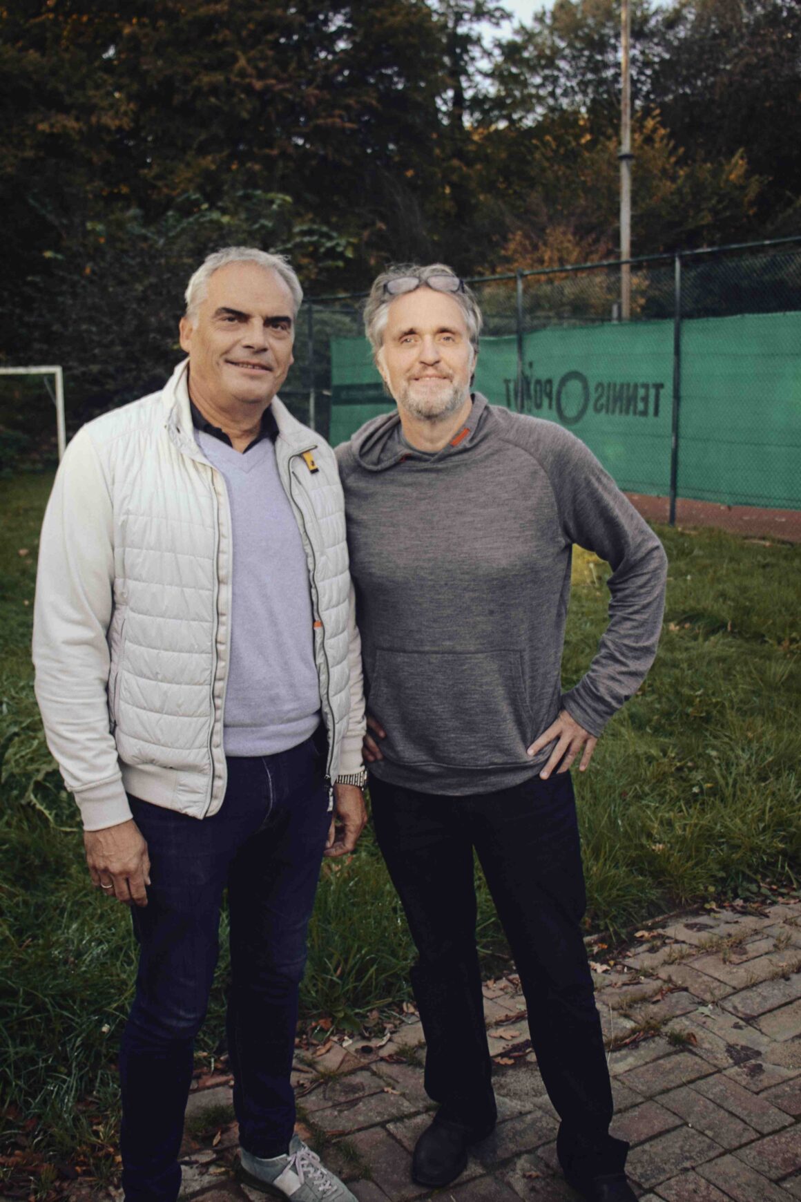 Michael Nieberg und Carsten Spremberg vom TC Blau Weiss Tecklenburg vor einem Feld in Tecklenburg.