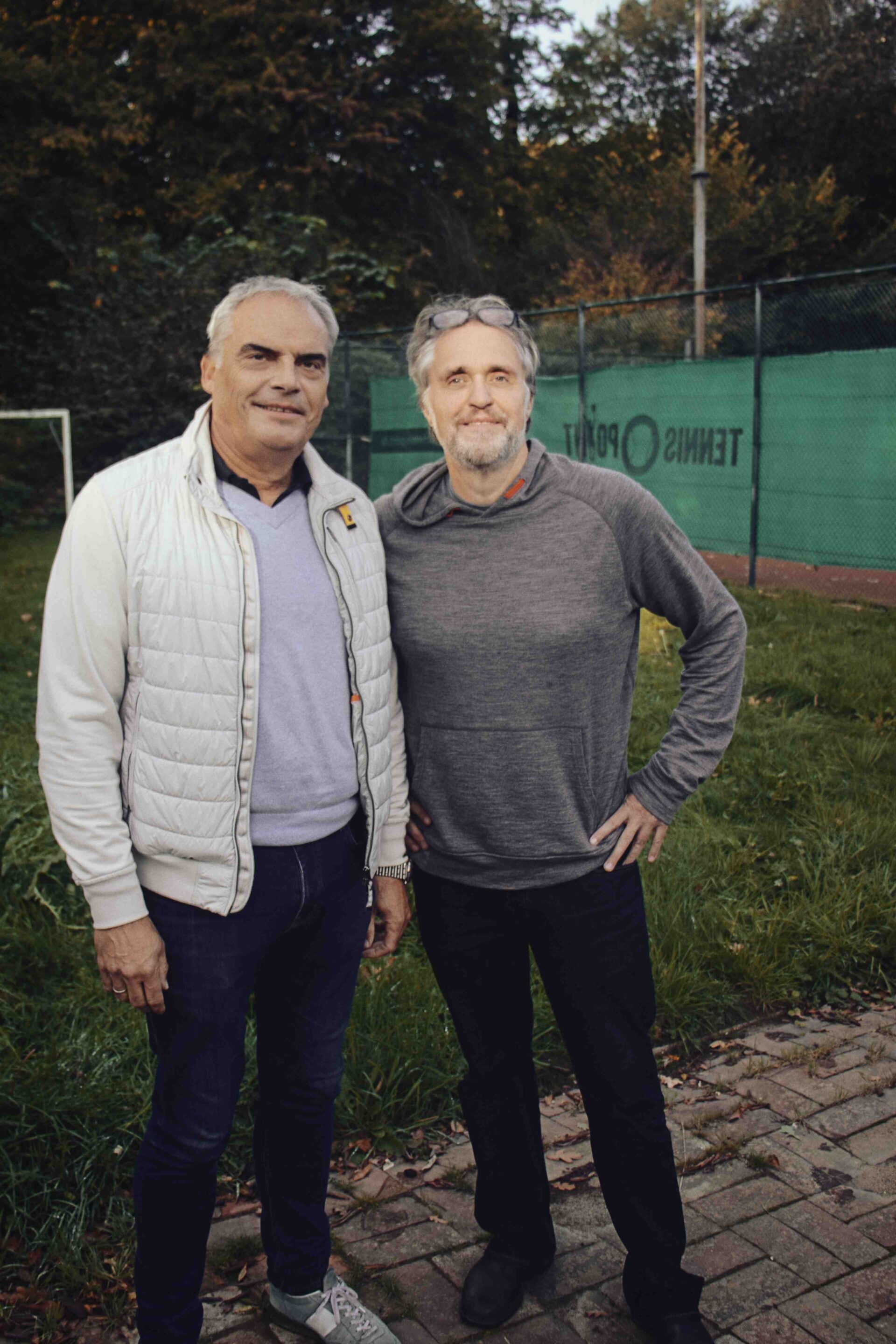 Michael Nieberg und Carsten Spremberg vom TC Blau Weiss Tecklenburg vor einem Feld in Tecklenburg.
