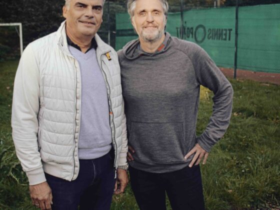 Michael Nieberg und Carsten Spremberg vom TC Blau Weiss Tecklenburg vor einem Feld in Tecklenburg.