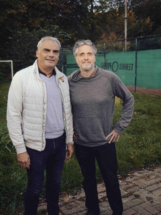 Michael Nieberg und Carsten Spremberg vom TC Blau Weiss Tecklenburg vor einem Feld in Tecklenburg.